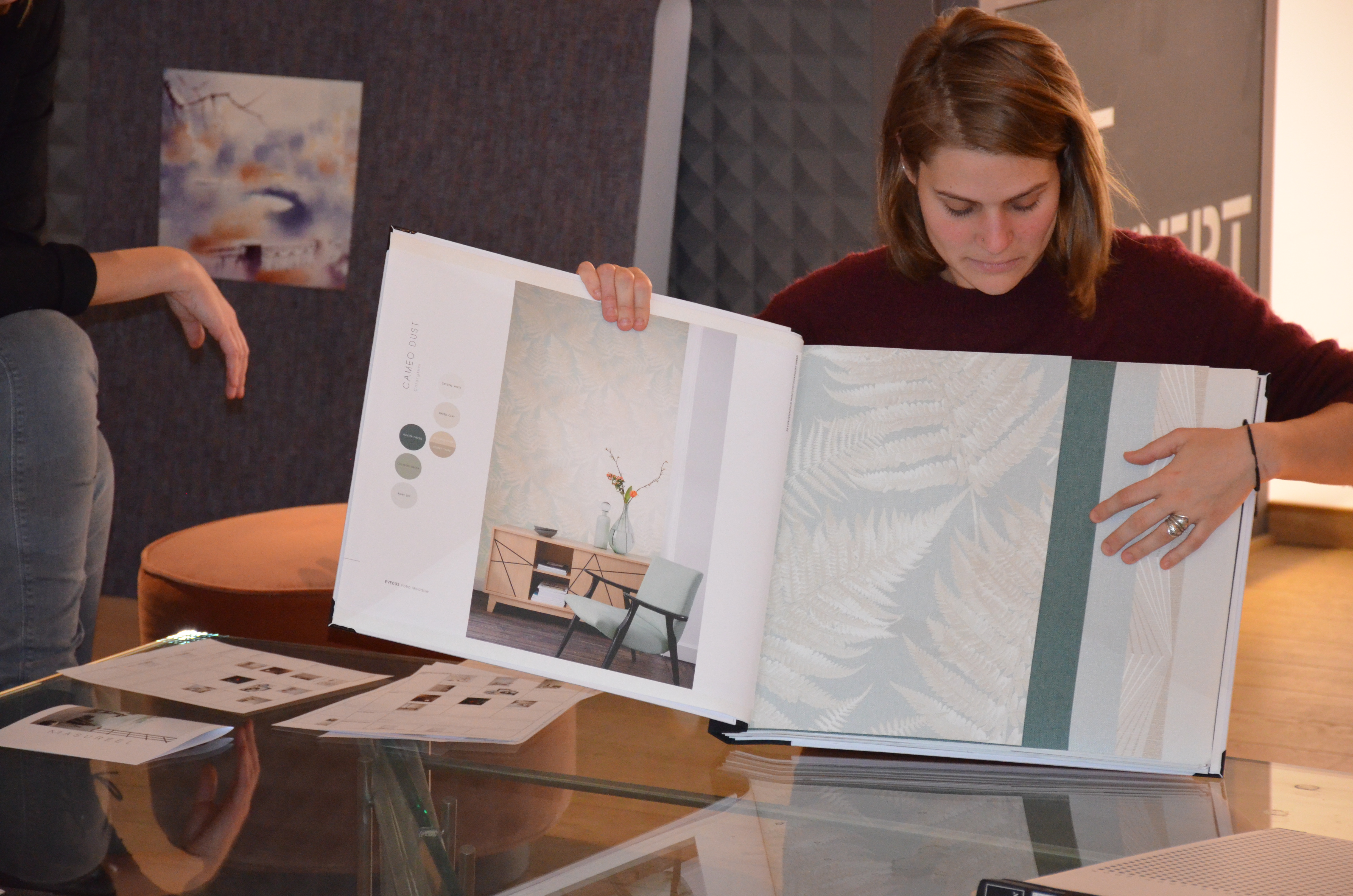 победители конкурса «Обои в современном интерьере» и представители Ампир Декор на фабрике Masureel