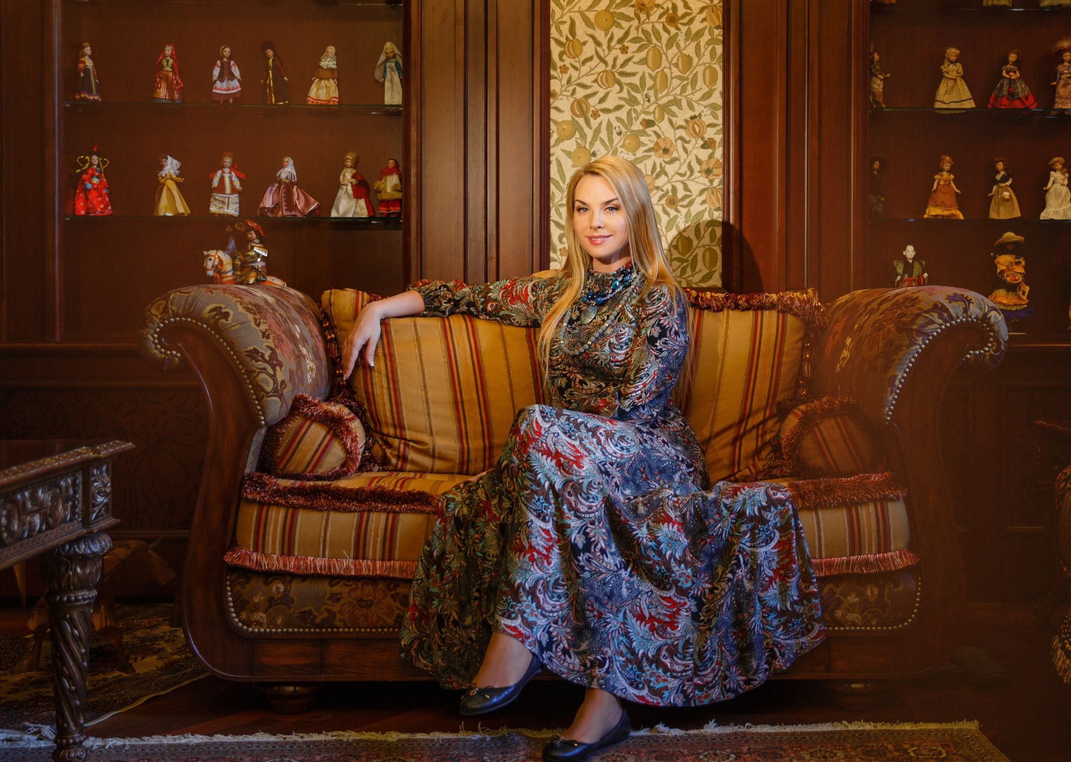 певица Варвара в интерьере гостиной в английском стиле