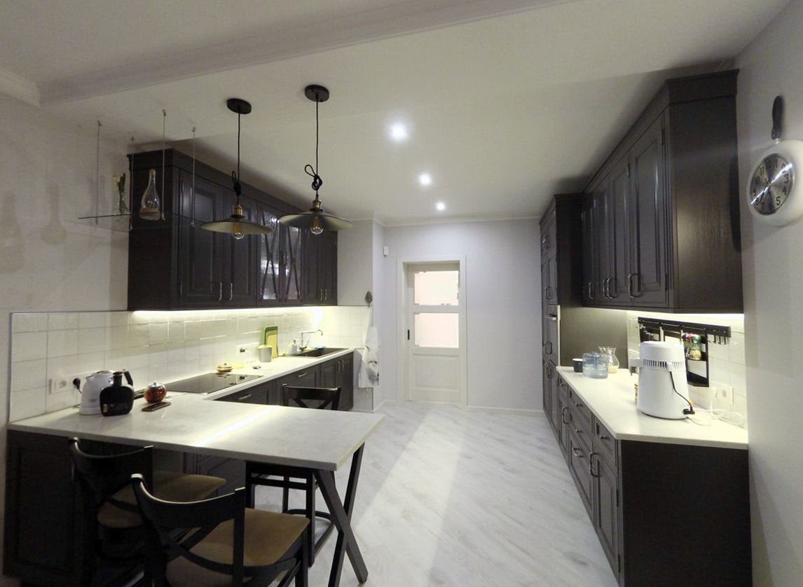 кухня в светло-серых тонах, дизайнер Марина Кудрявцева