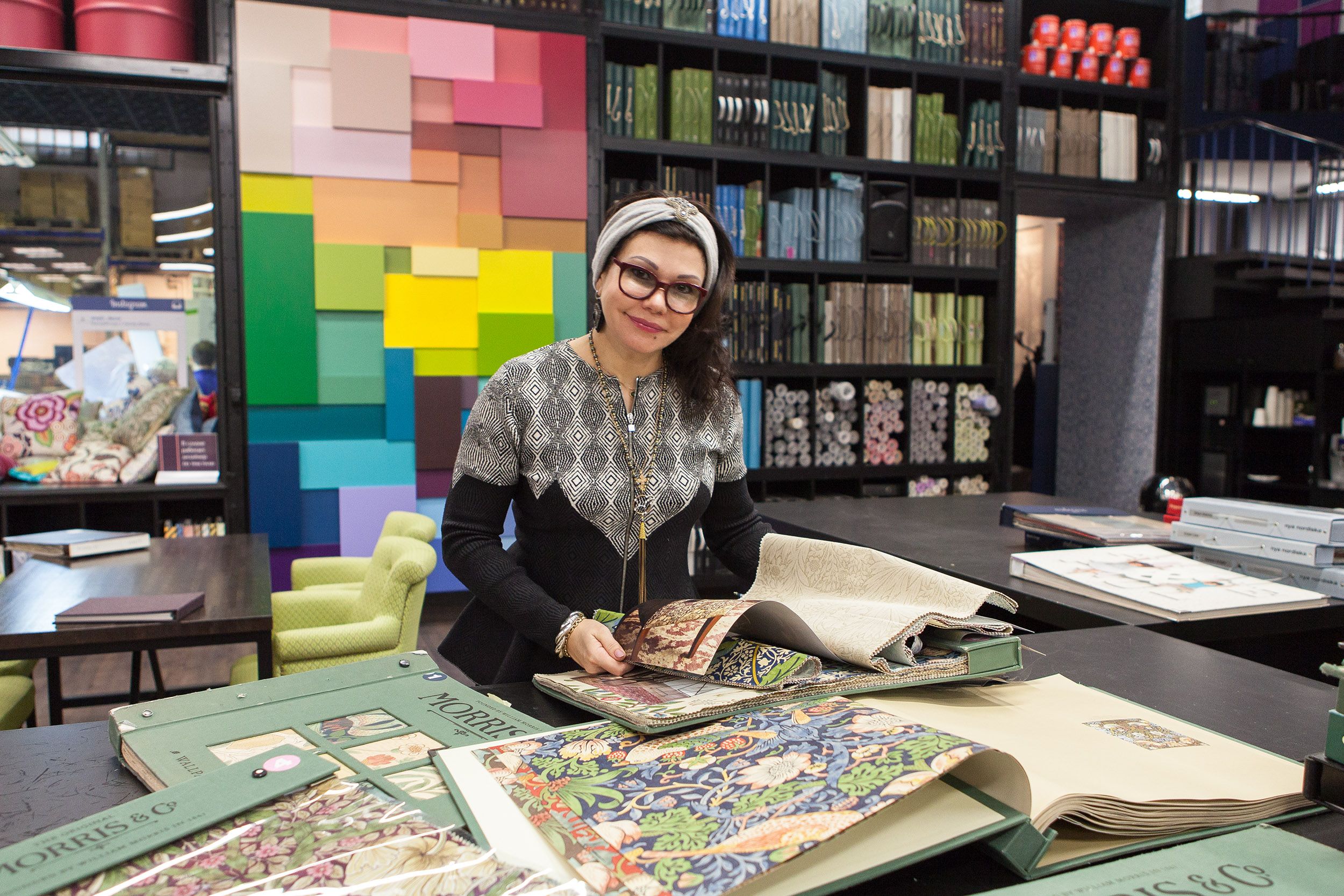 дизайнер Катерина Радимова с каталогами Morris в Центре Дизайна Мануфактура 5 Ампир Декор