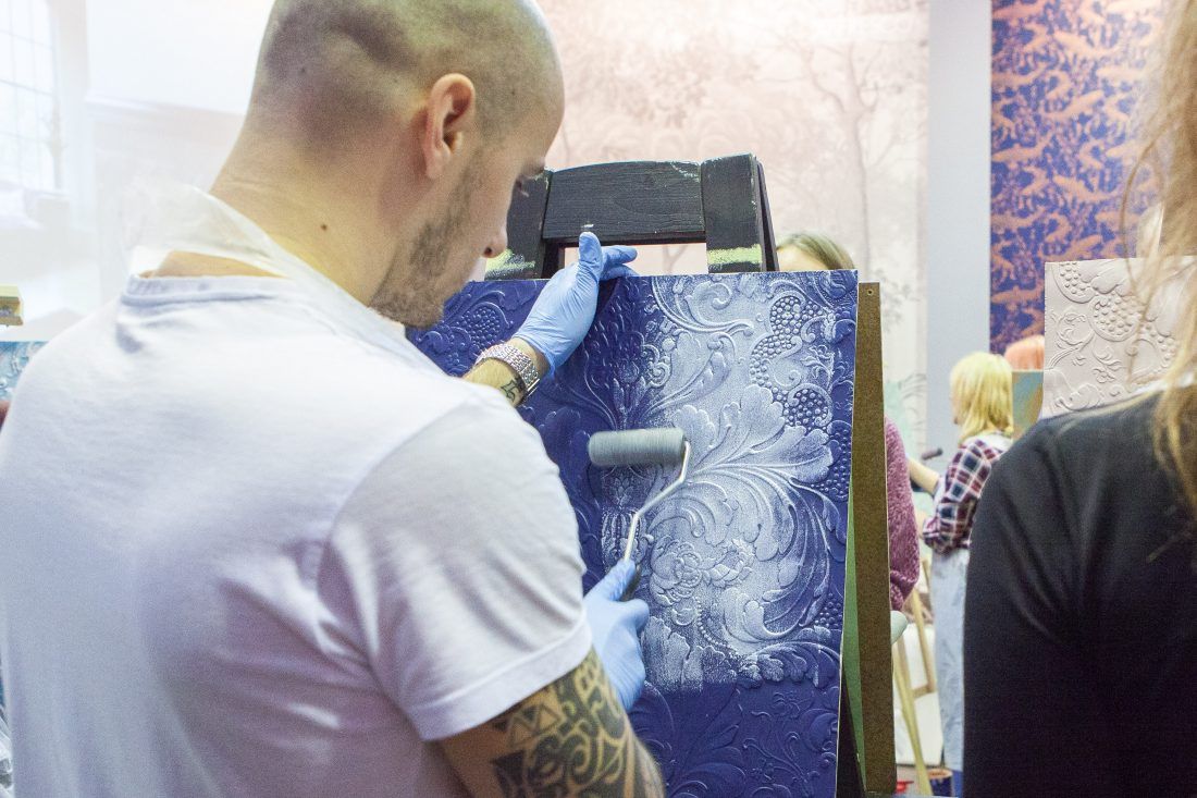 мастер-класс по декорированию Lincrusta красками Sherwin-Williams в Центре Дизайна Мануфактура 5 Ампир Декор