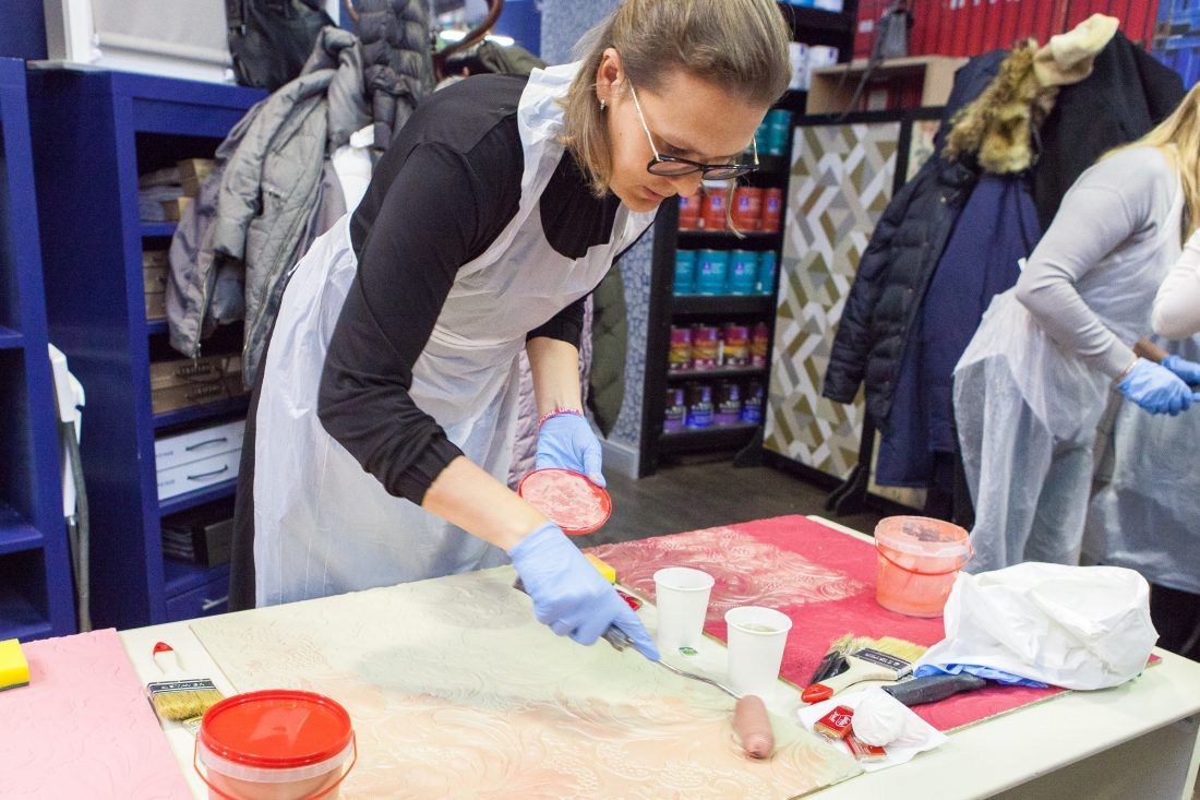 мастер-класс по декорированию Lincrusta красками Sherwin-Williams в Центре Дизайна Мануфактура 5 Ампир Декор