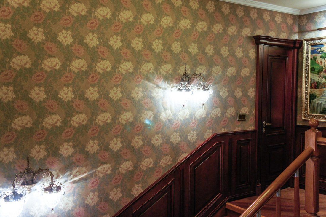 интерьер в английском стиле: лестница на второй этаж, дизайнер Катерина Радимова