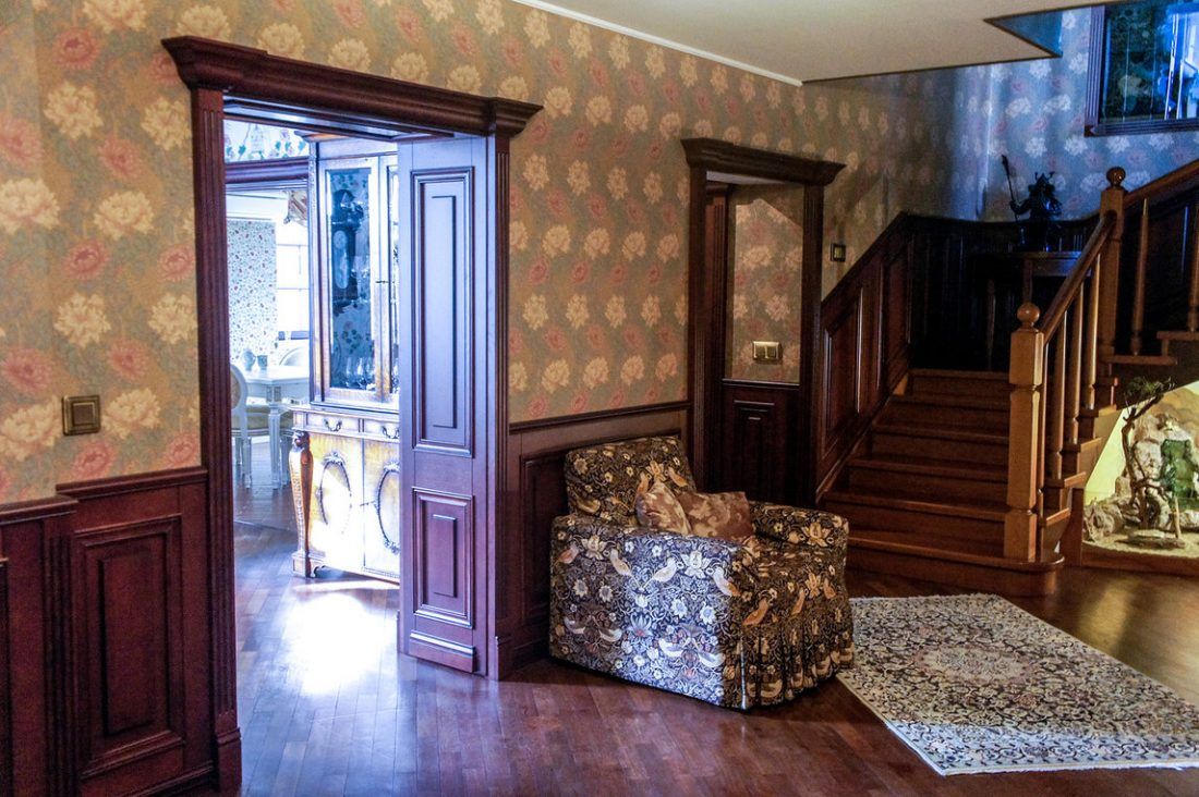 интерьер в английском стиле: холл и лестница на второй этаж, дизайнер Катерина Радимова