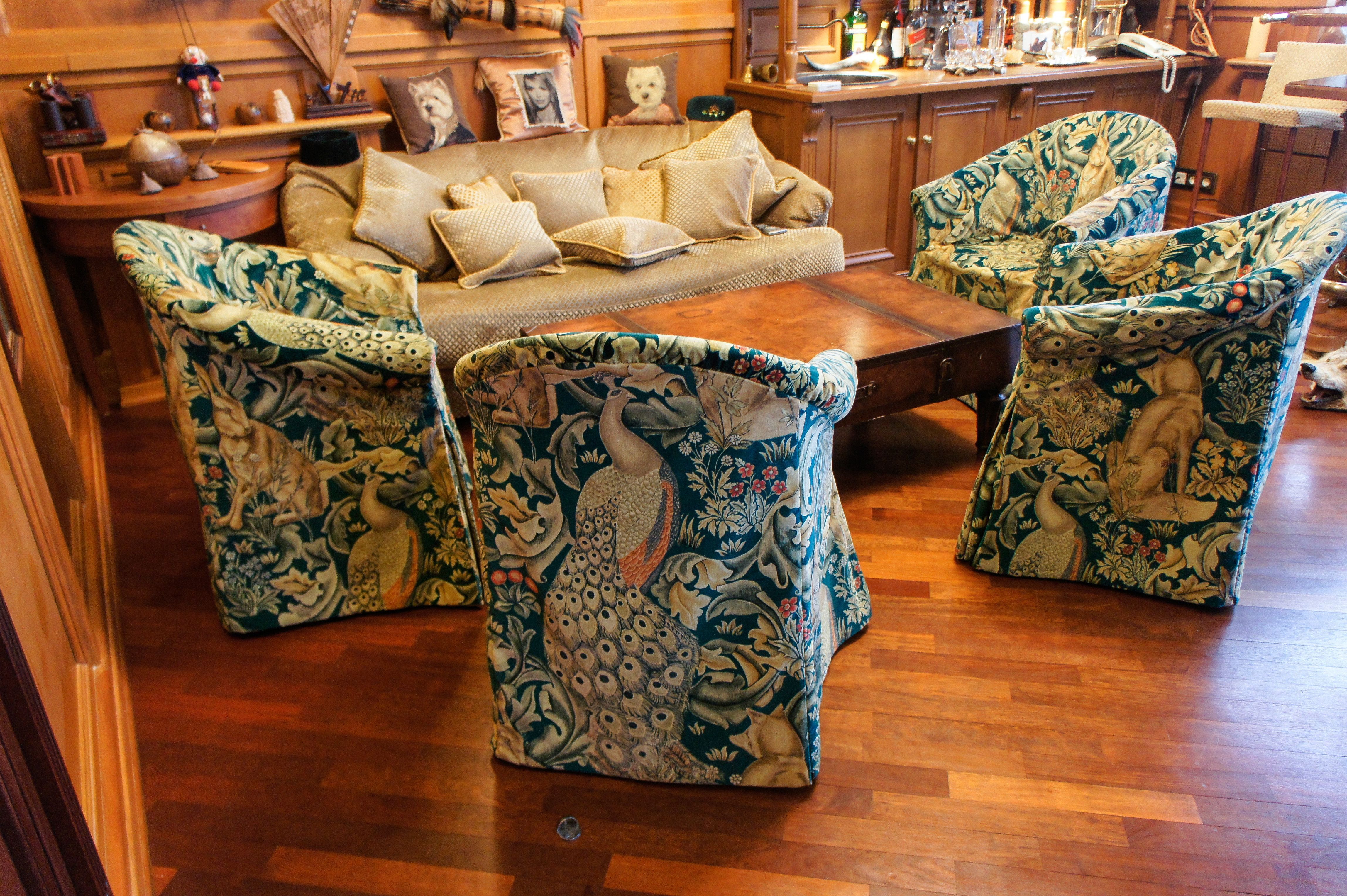 обивка на креслах из ткани с изображением сказочного леса Morris&Co