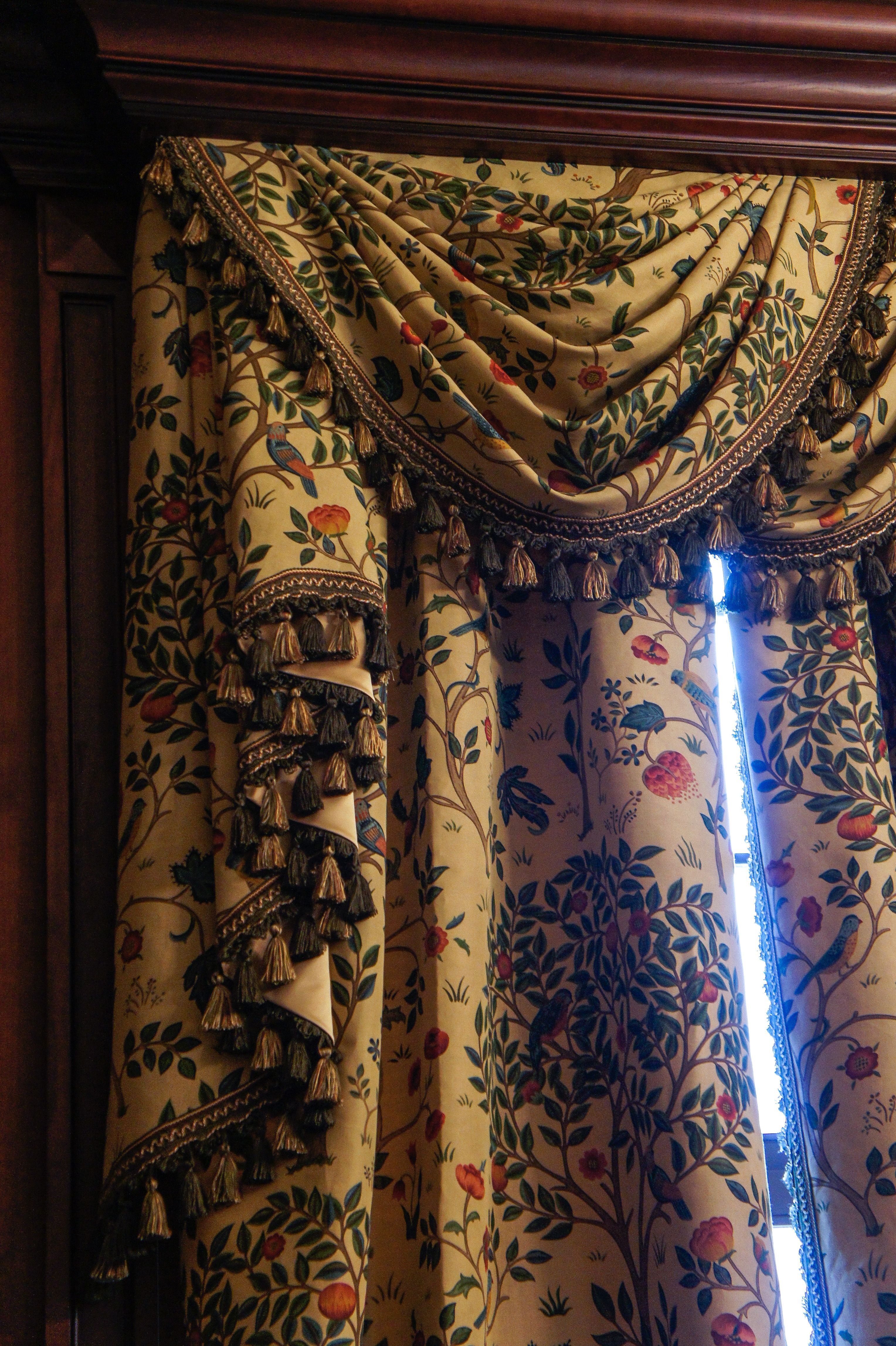 фрагмент интерьера в английском стиле: портьеры, дизайнер Катерина Радимова