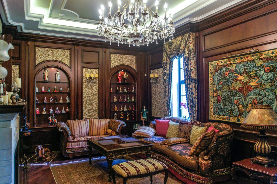 интерьер в английском стиле: гостиная с камином, дизайнер Катерина Радимова