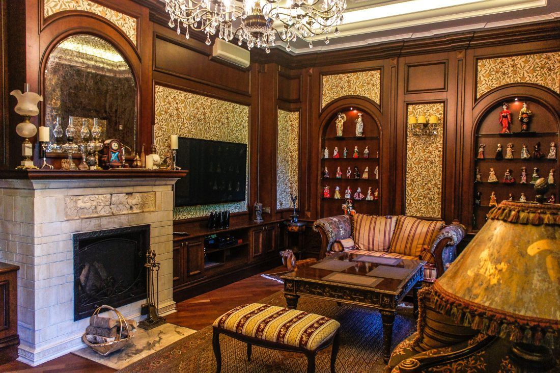 интерьер в английском стиле: гостиная с камином, дизайнер Катерина Радимова