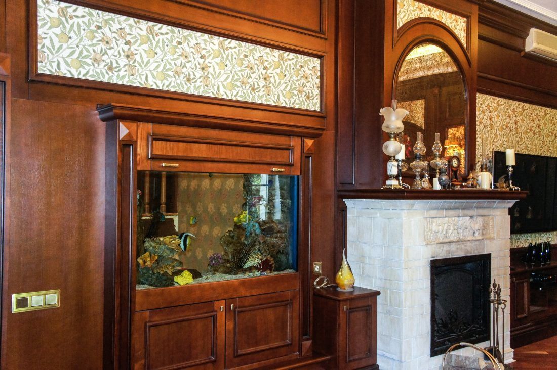 интерьер в английском стиле: гостиная с камином, дизайнер Катерина Радимова