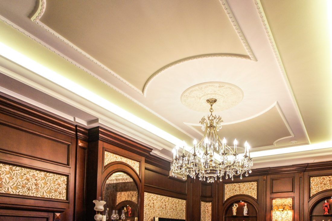 интерьер в английском стиле: гостиная с камином, дизайнер Катерина Радимова