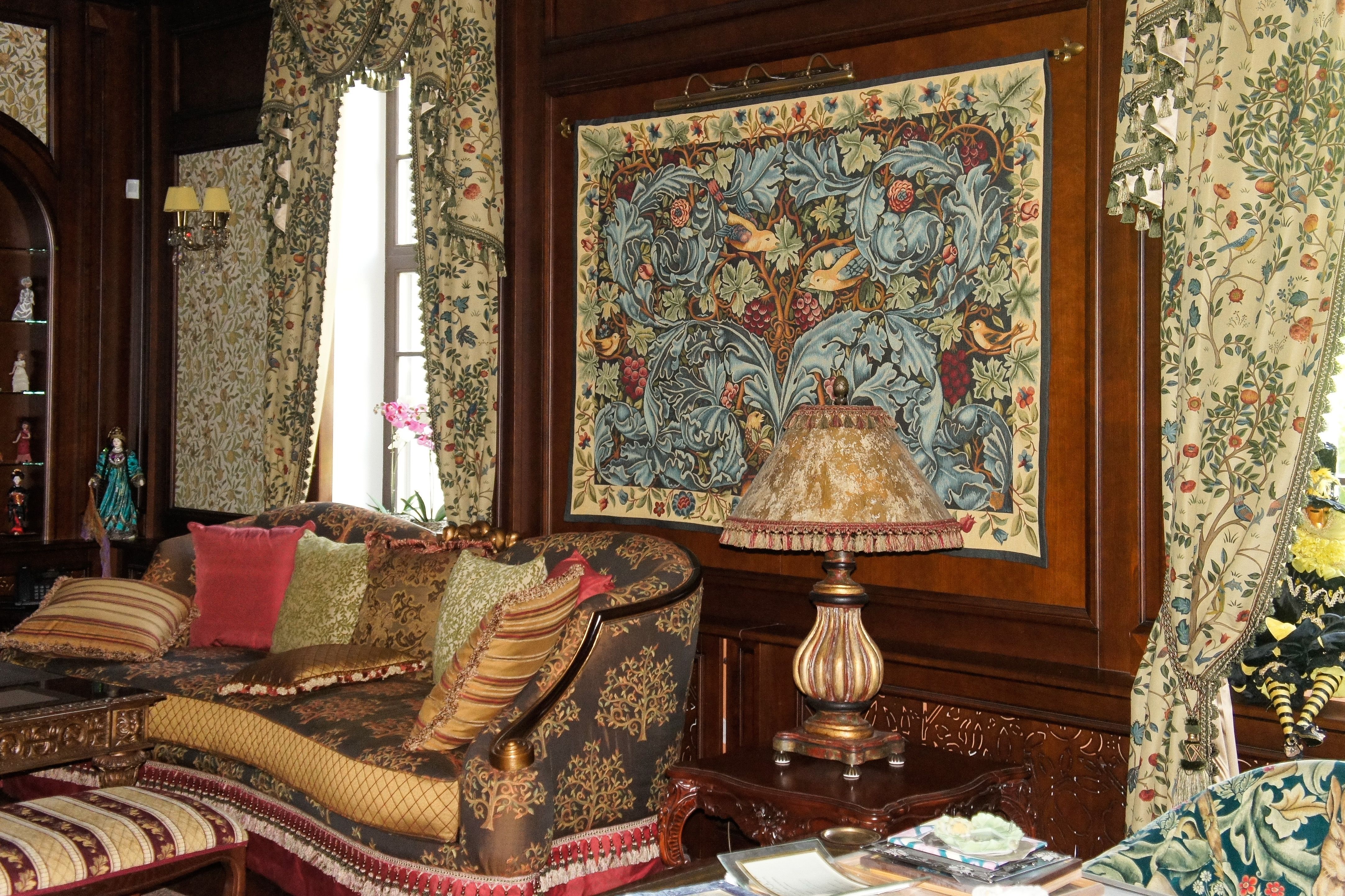 интерьер в английском стиле: гостиная с камином, дизайнер Катерина Радимова