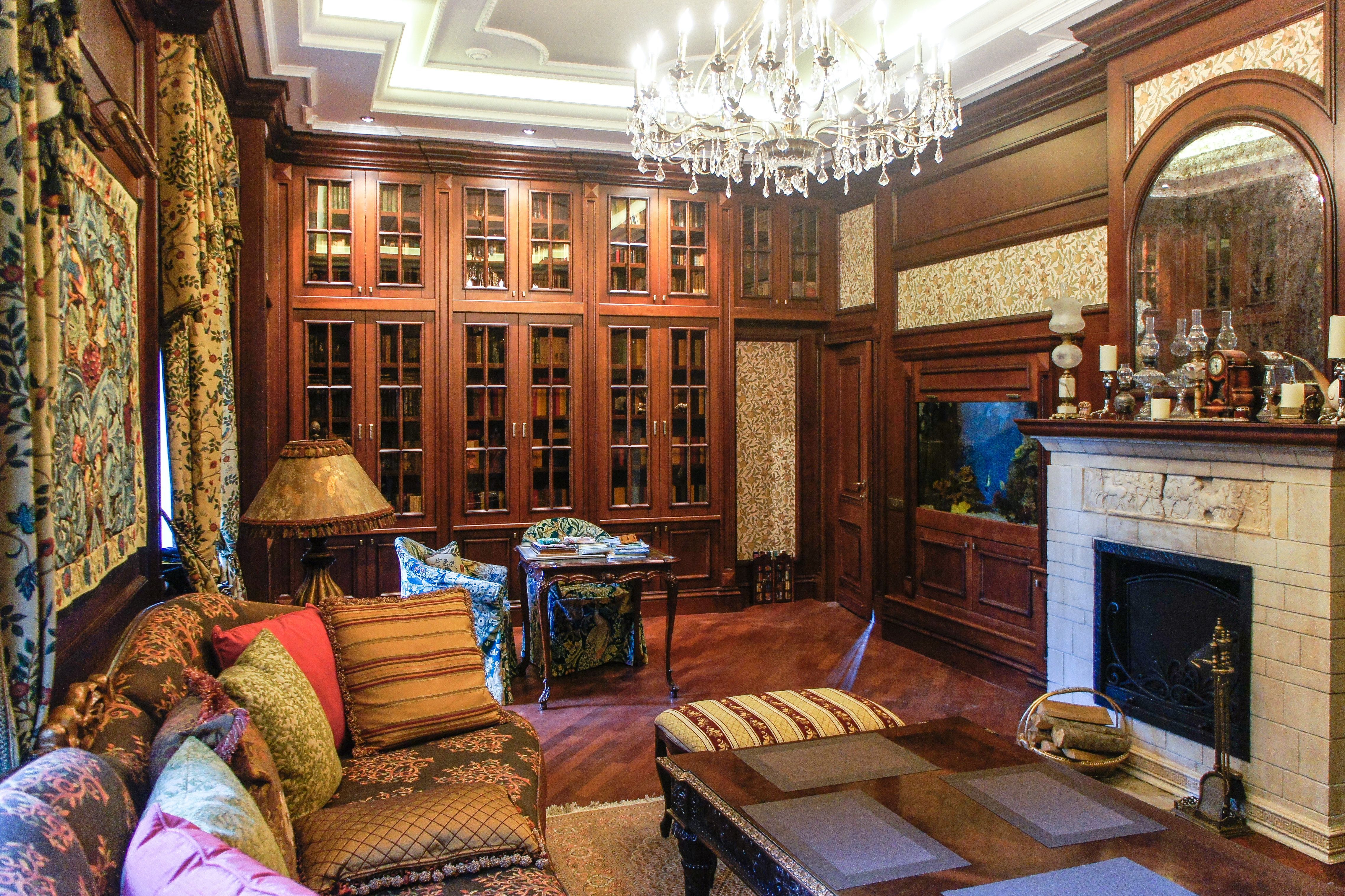 интерьер в английском стиле: гостиная с камином, дизайнер Катерина Радимова