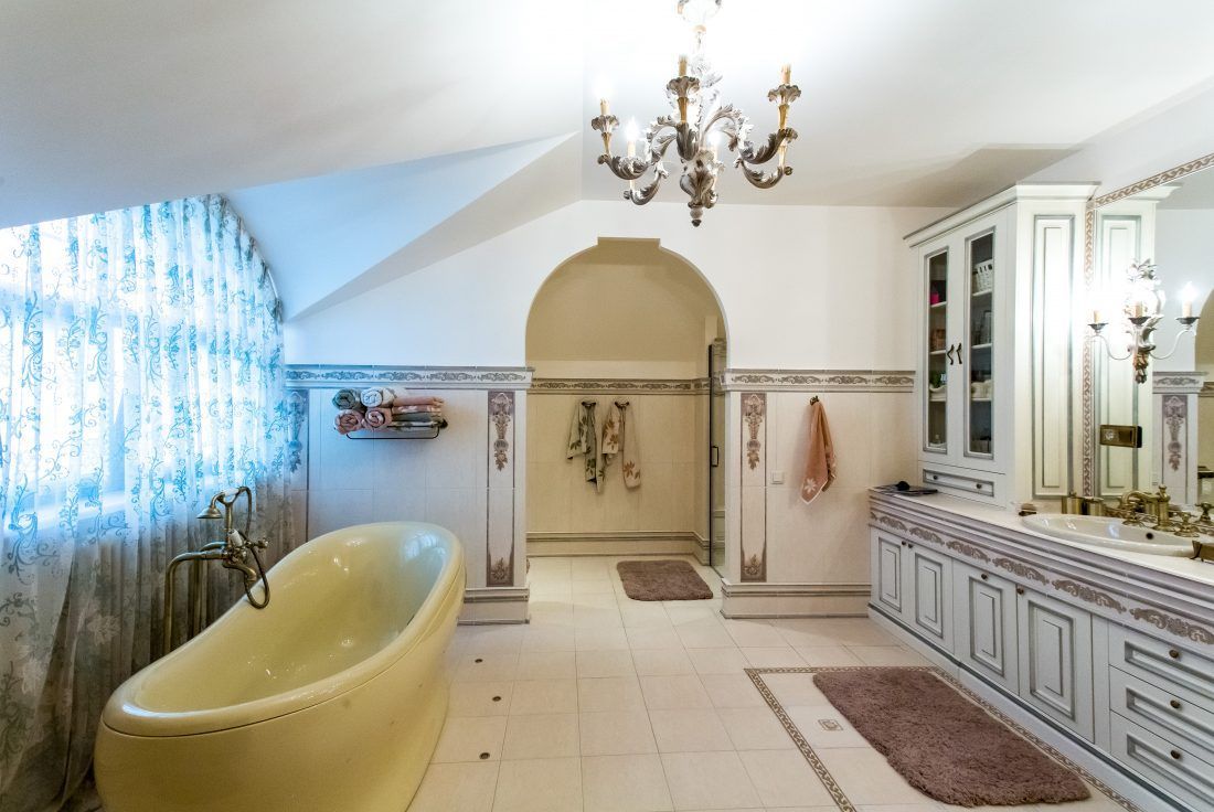 интерьер в английском стиле: главный санузел, дизайнер Катерина Радимова