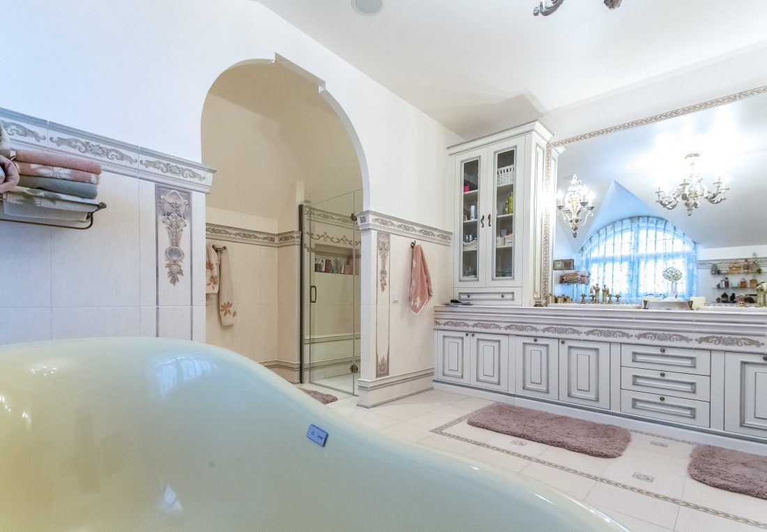 интерьер в английском стиле: главный санузел, дизайнер Катерина Радимова