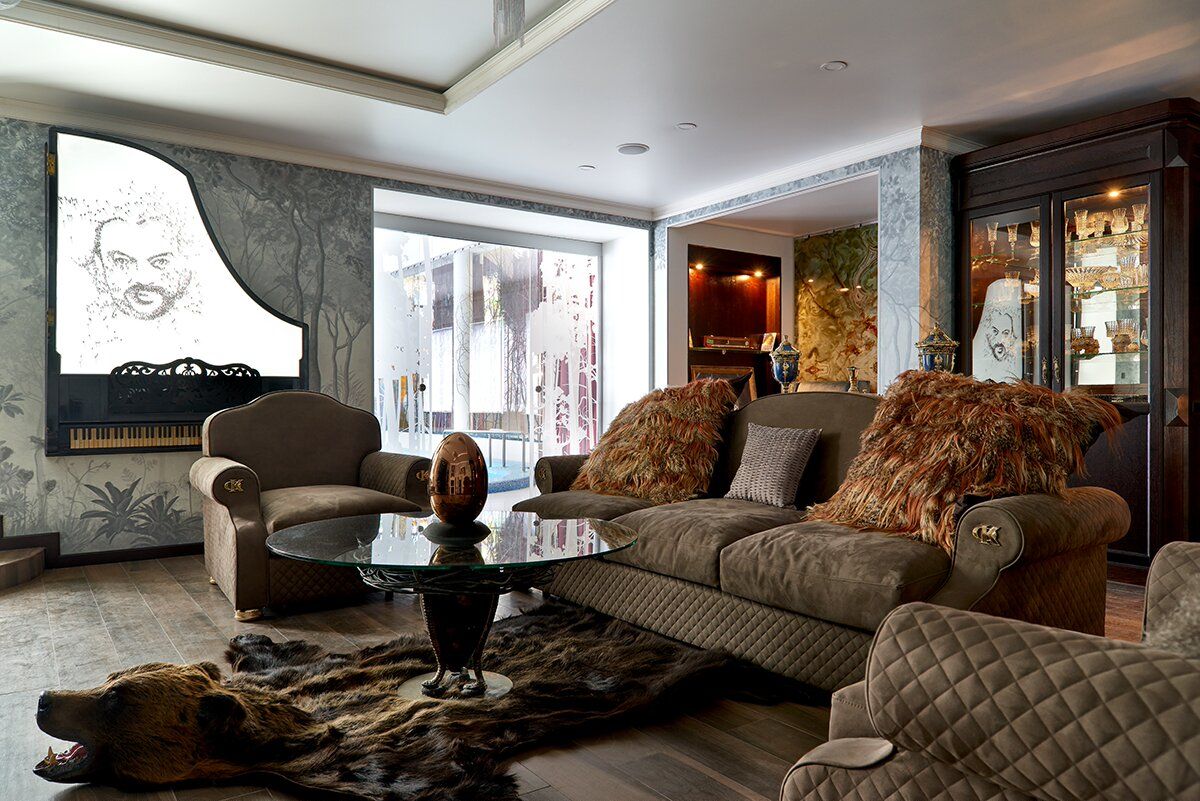 разнообразная мебель в зоне отдыха загородного дома Филиппа Киркорова