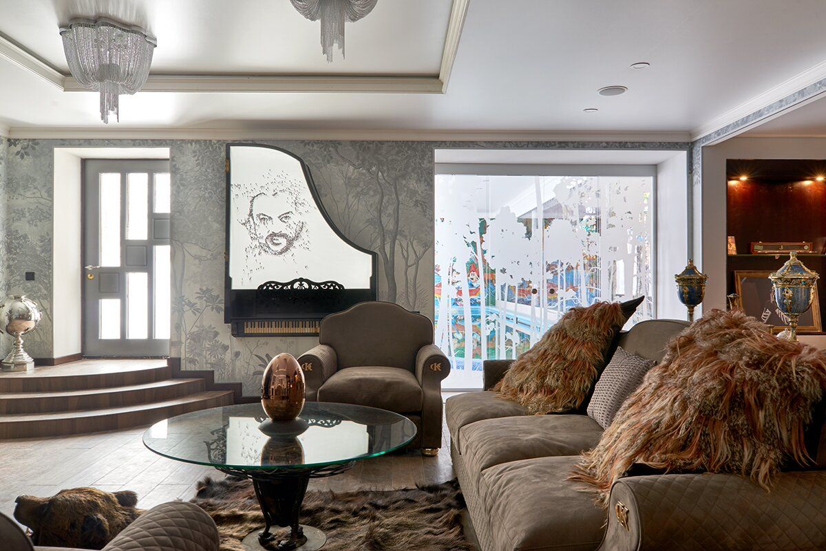 стеклянные двери и отреставрированный рояль в зоне отдыха