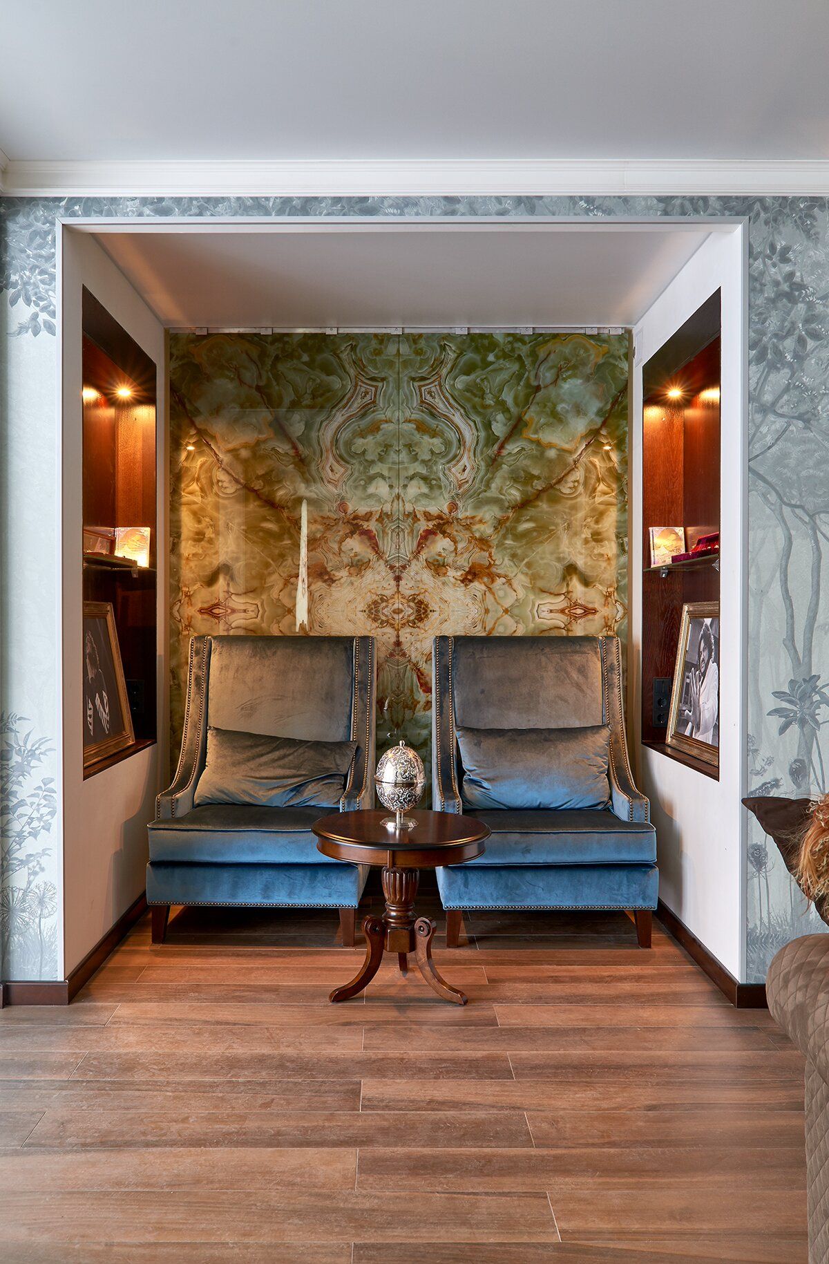 оригинальное зеркало с рисунком под оникс в чилаут-зоне