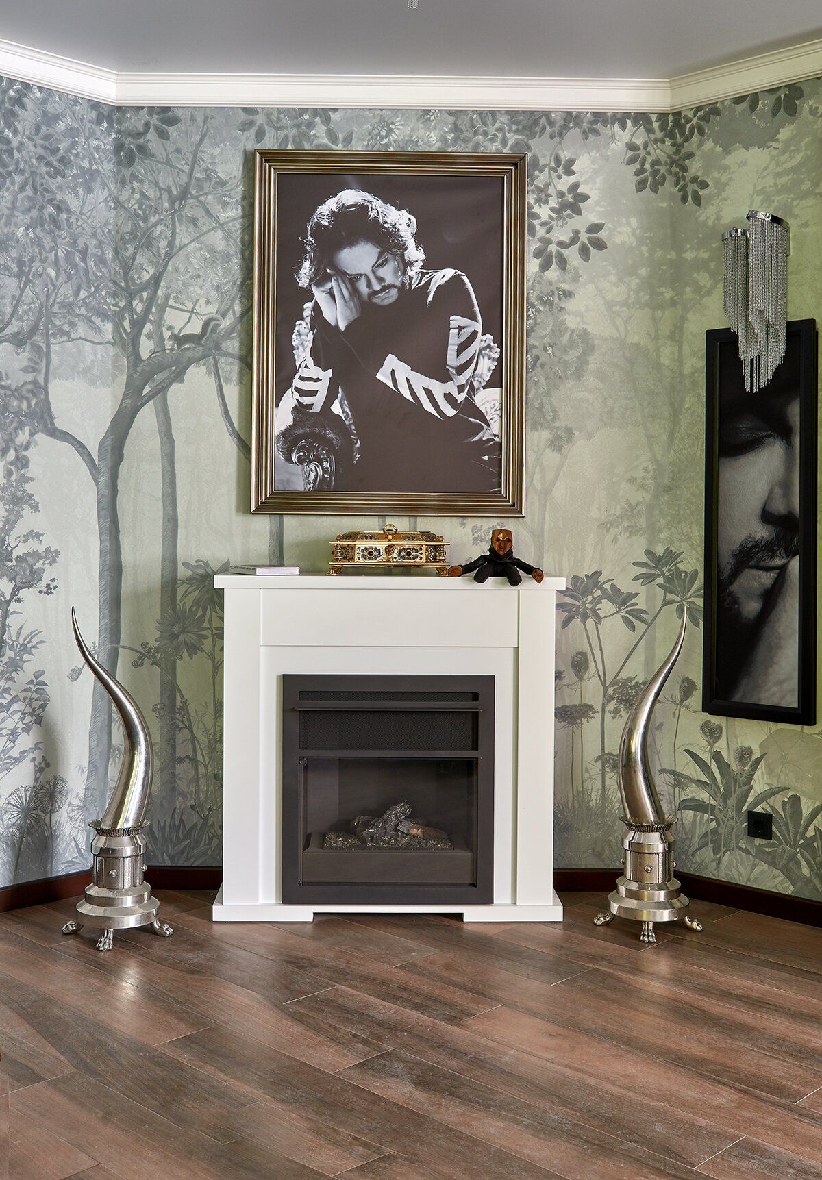 классический карниз из полиуретана гармонирует со строгими формами биокамина