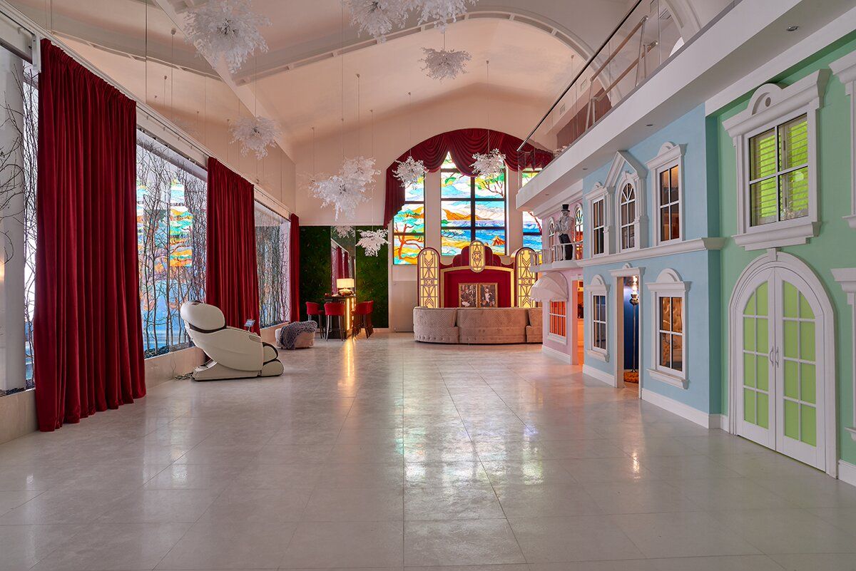 люстры в форме облаков в детской игровой зоне, загородный дом Филиппа Киркорова