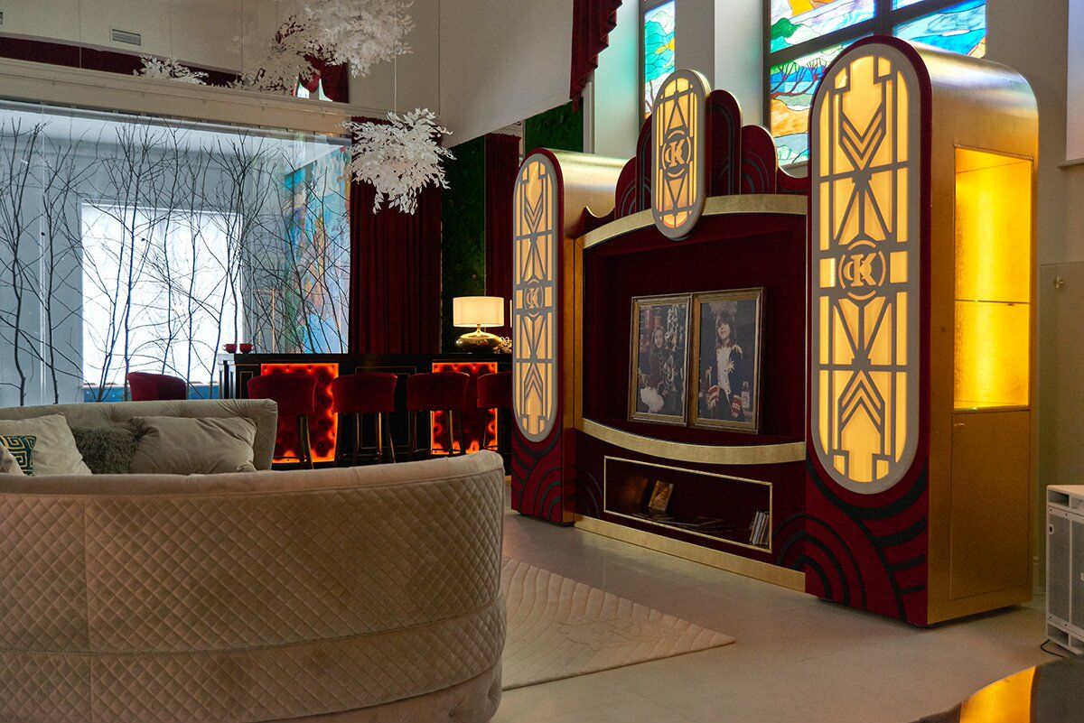 классические карнизы подчеркнули сказочное пространство детской