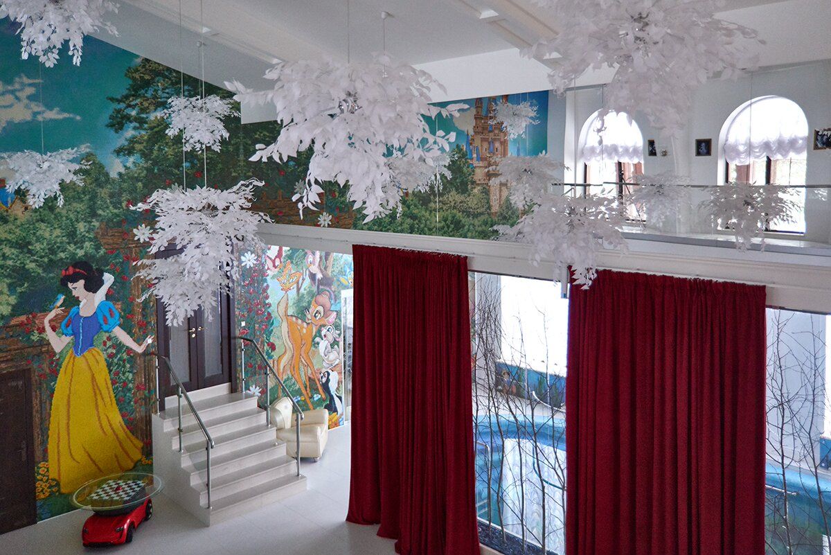 мозаики на стенах и ограждение бассейна из стекла в детской