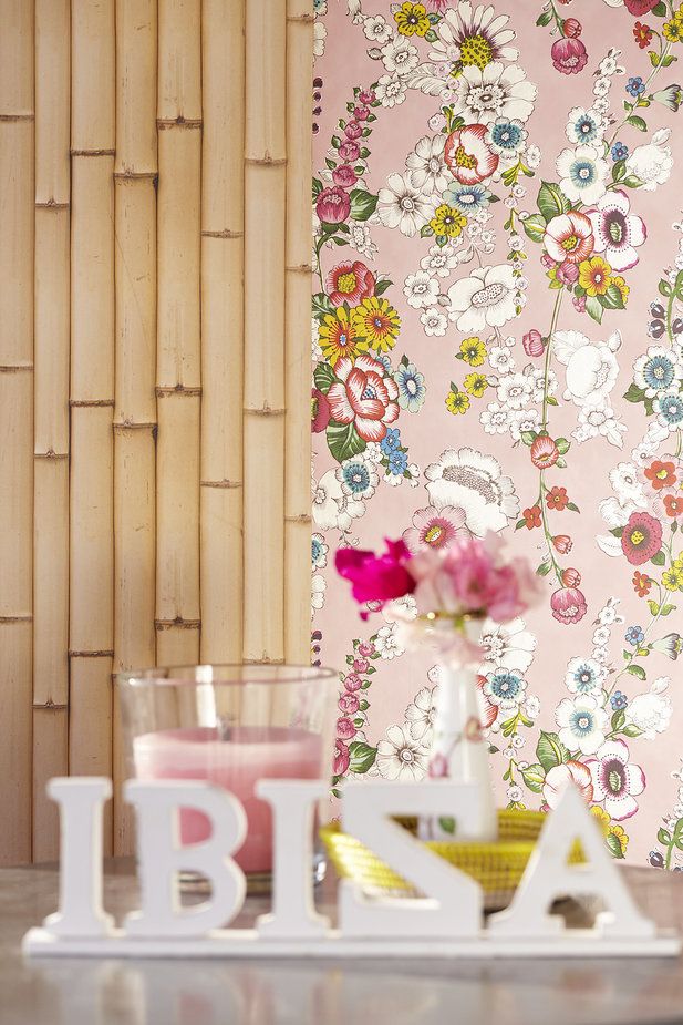 цветы в стиле поп-арт и изображение бамбукового плетения на обоях Ibiza