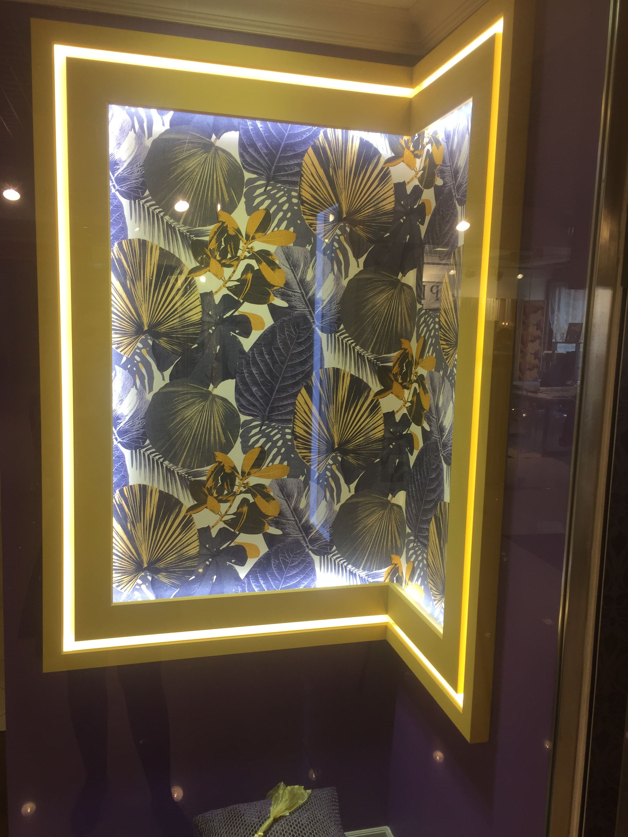 образец лепнины Modern с подсветкой, окрашенный красками Sherwin-Williams, в салоне Ампир Декор, Санкт-Петербург