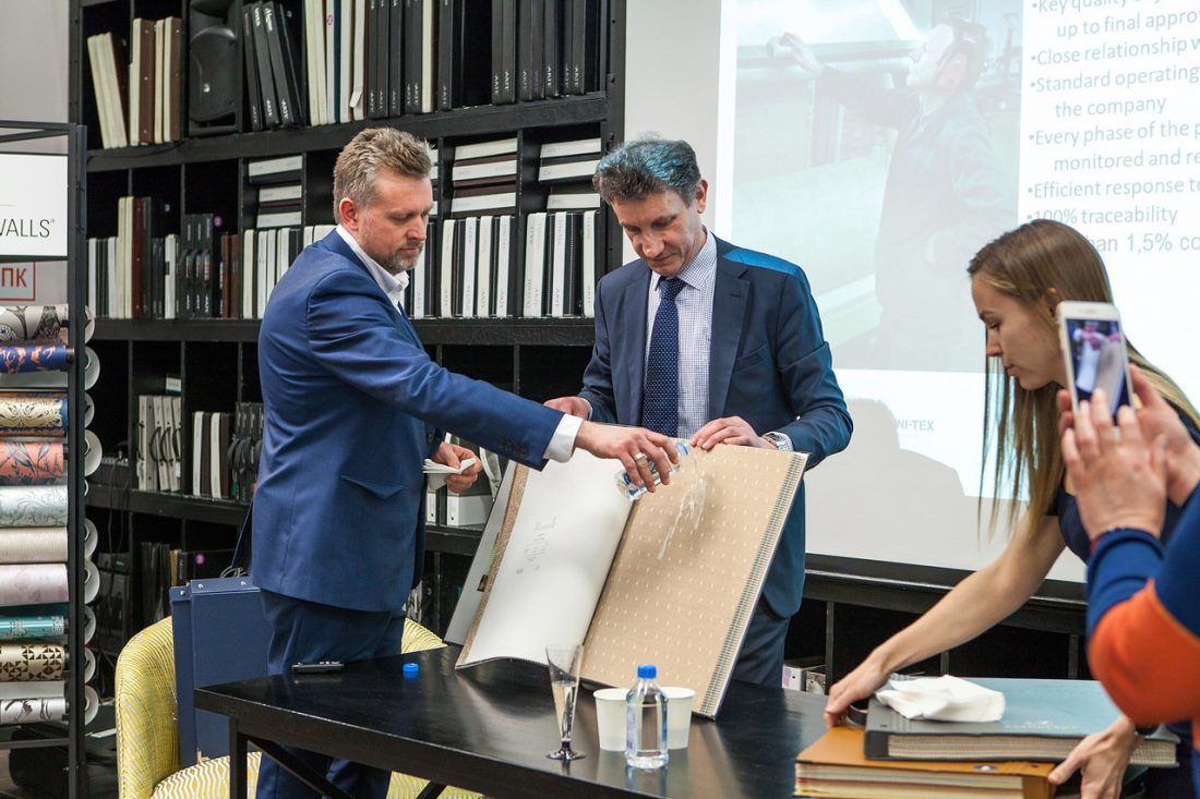 демонстрация тефлоновой пропитки на презентации Calcutta в Ампир Декор