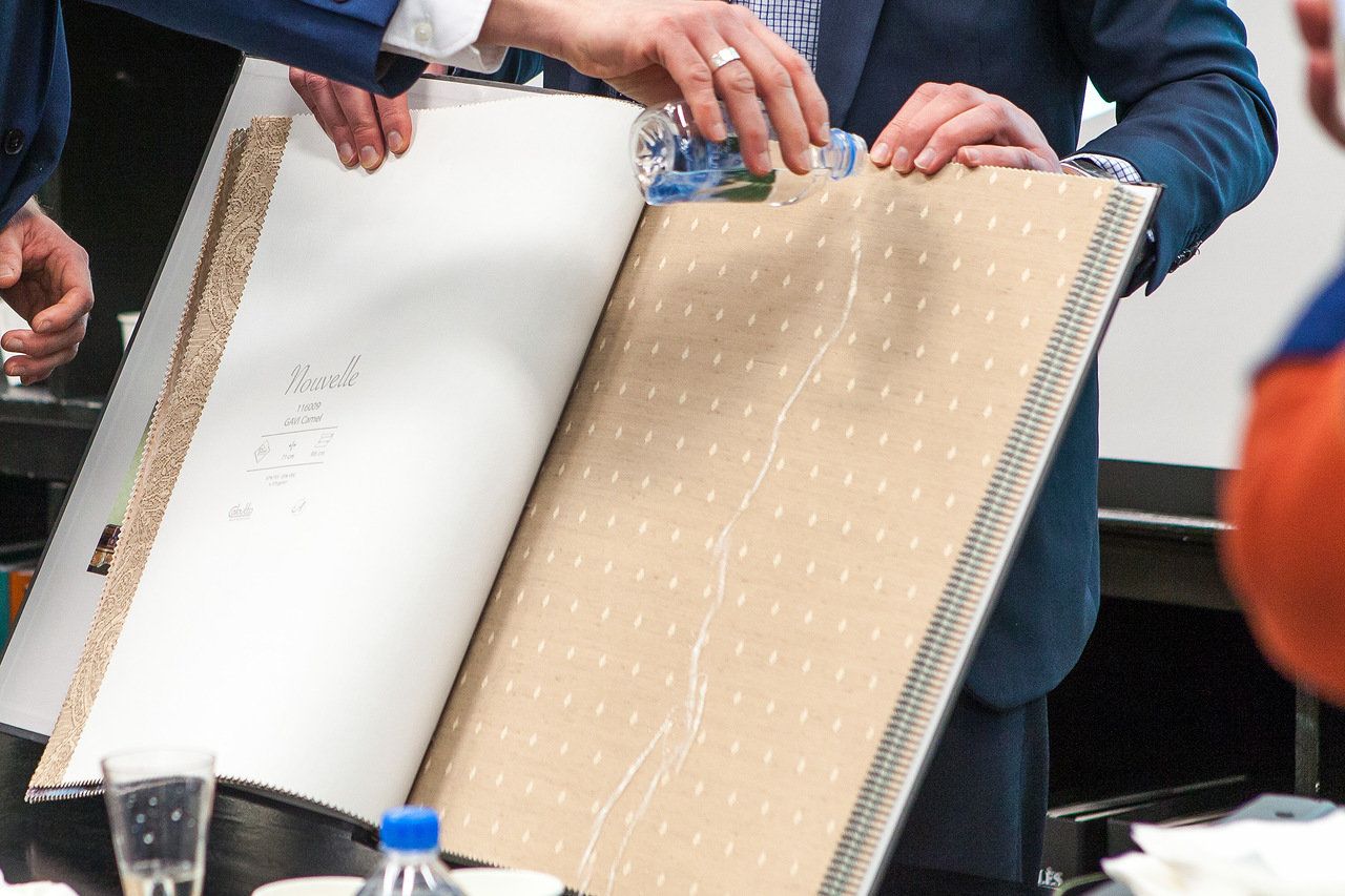 вода стекает по тефлоновой пропитке, текстильные обои Calcutta не намокают