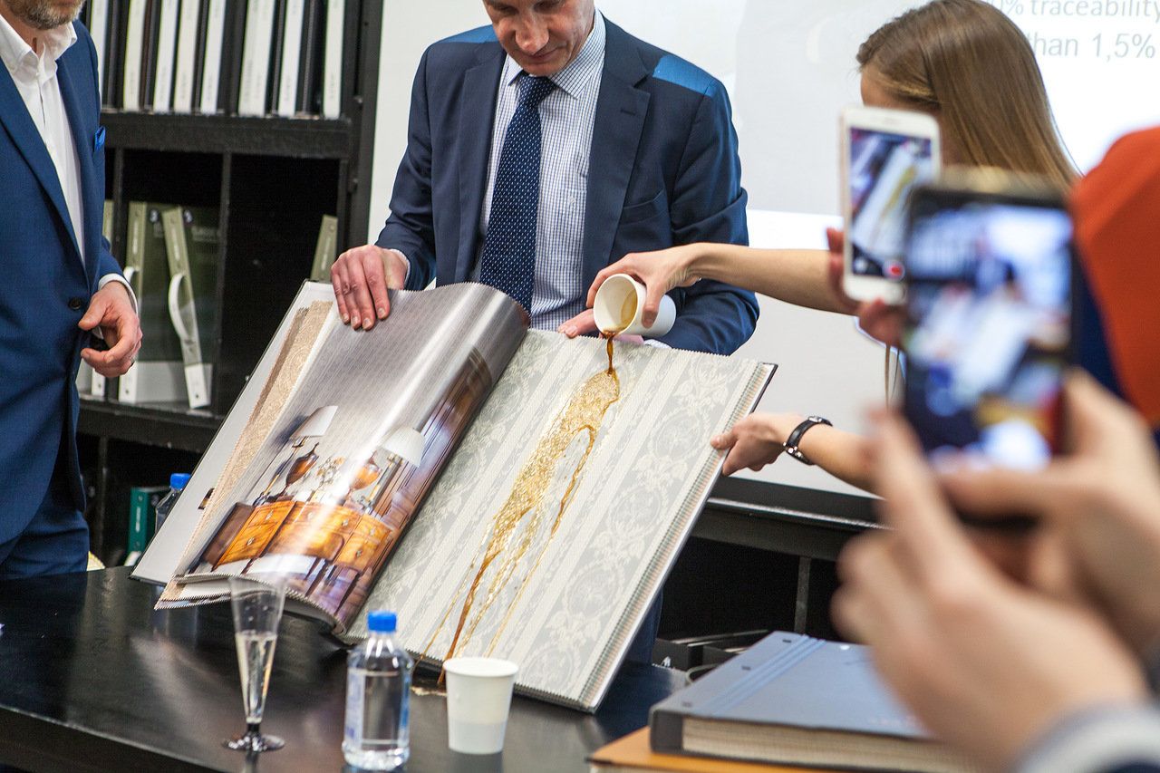 демонстрация тефлоновой пропитки на текстильных обоях Calcutta