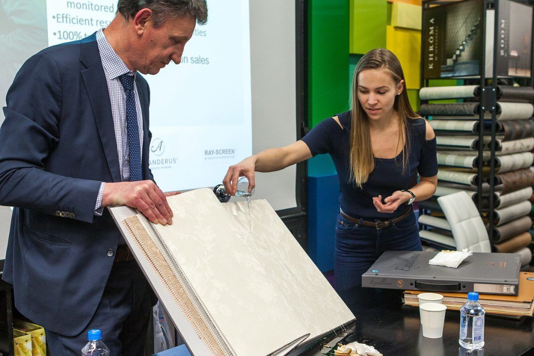 демонстрация тефлоновой пропитки на презентации Calcutta в Ампир Декор