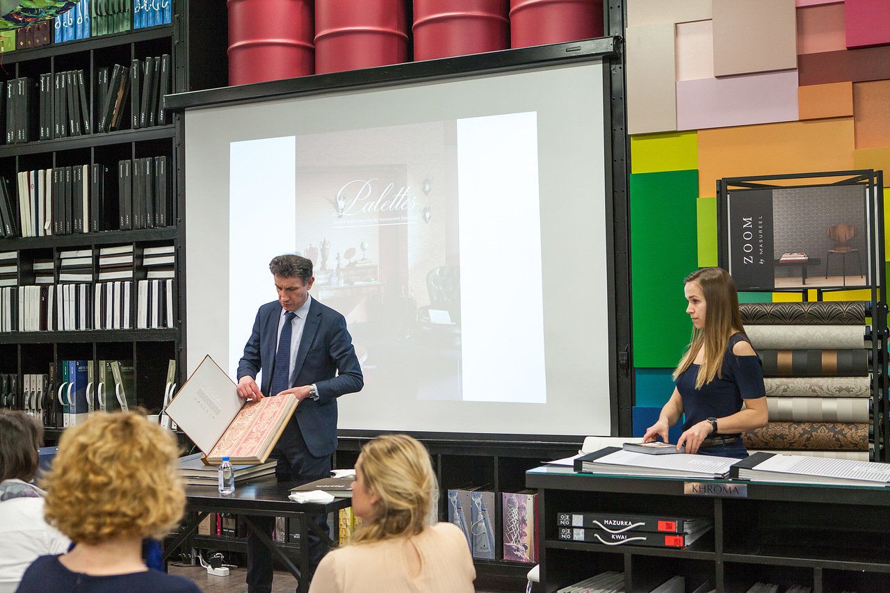 Горан Митрович показывает гостям каталог Palettes