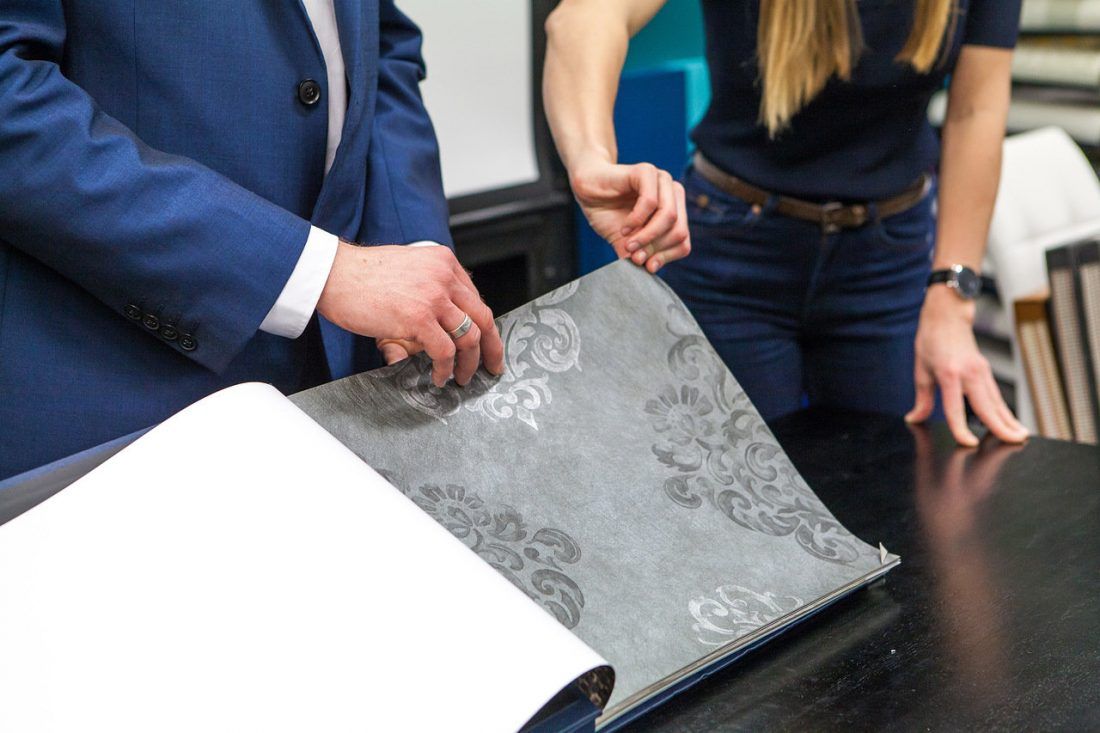 демонстрация каталогов бренда Fardis на презентации фабрики Calcutta в Ампир Декор