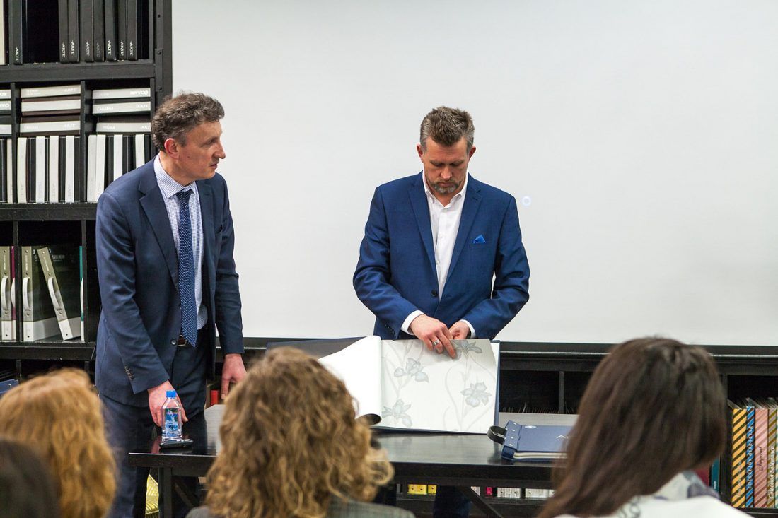 демонстрация каталогов бренда Fardis на презентации фабрики Calcutta в Ампир Декор