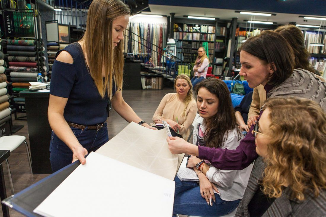 демонстрация каталогов бренда Fardis на презентации фабрики Calcutta в Ампир Декор