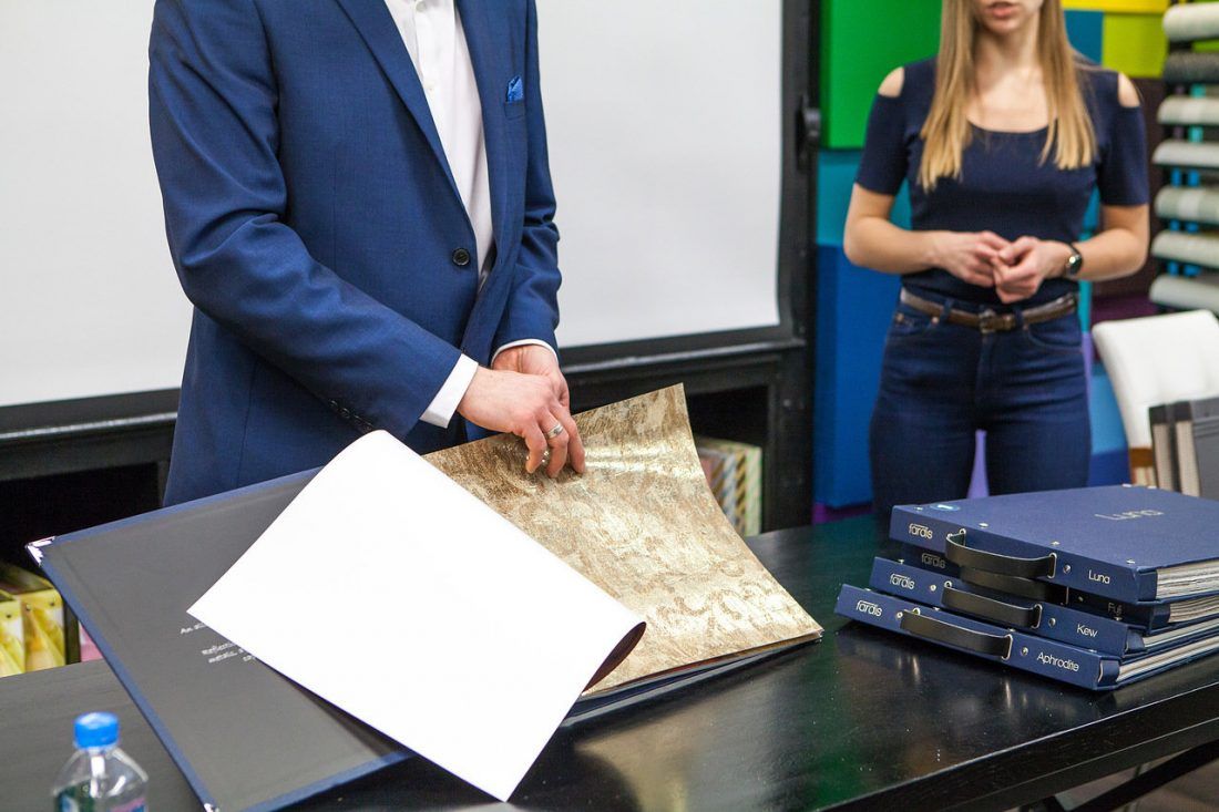 демонстрация каталогов бренда Fardis на презентации фабрики Calcutta в Ампир Декор