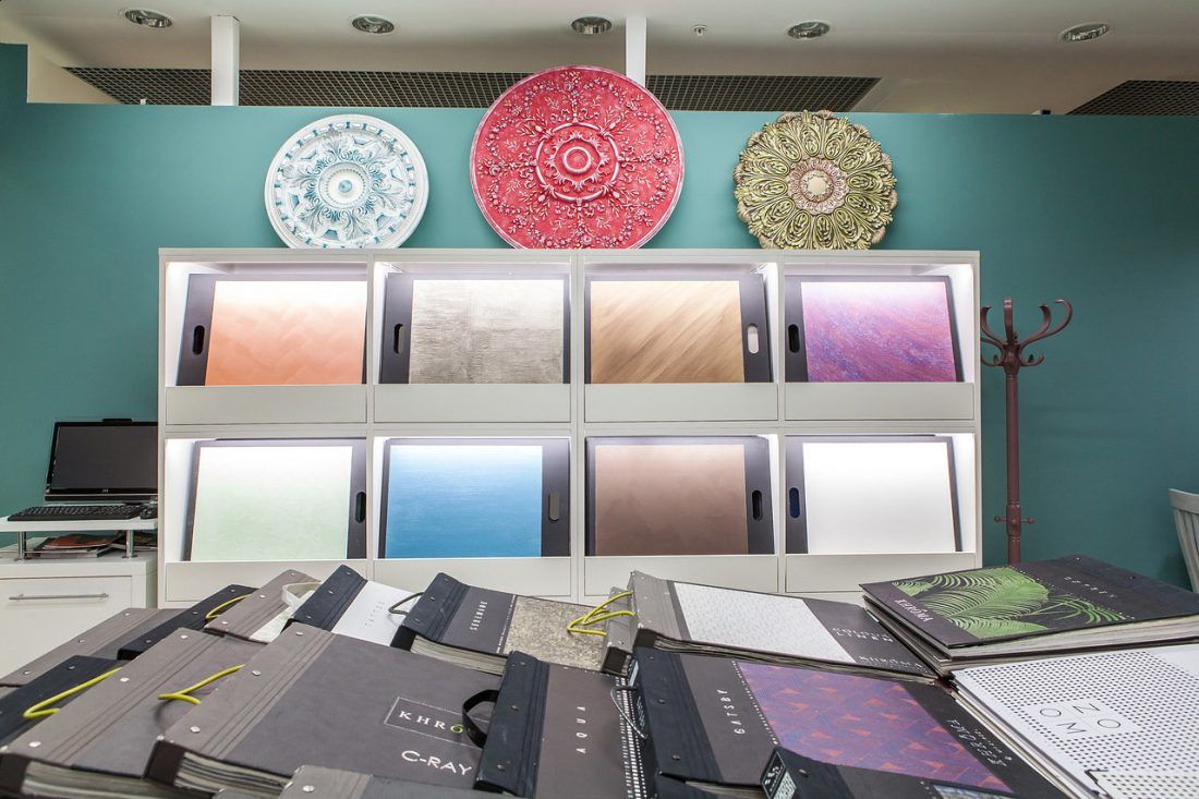 Различные штукатурки от бренда Capadecor в салоне в ТЦ «Ленинградский»