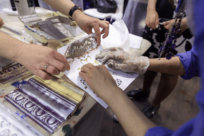 техника декорирования лепнины при помощи трафарета