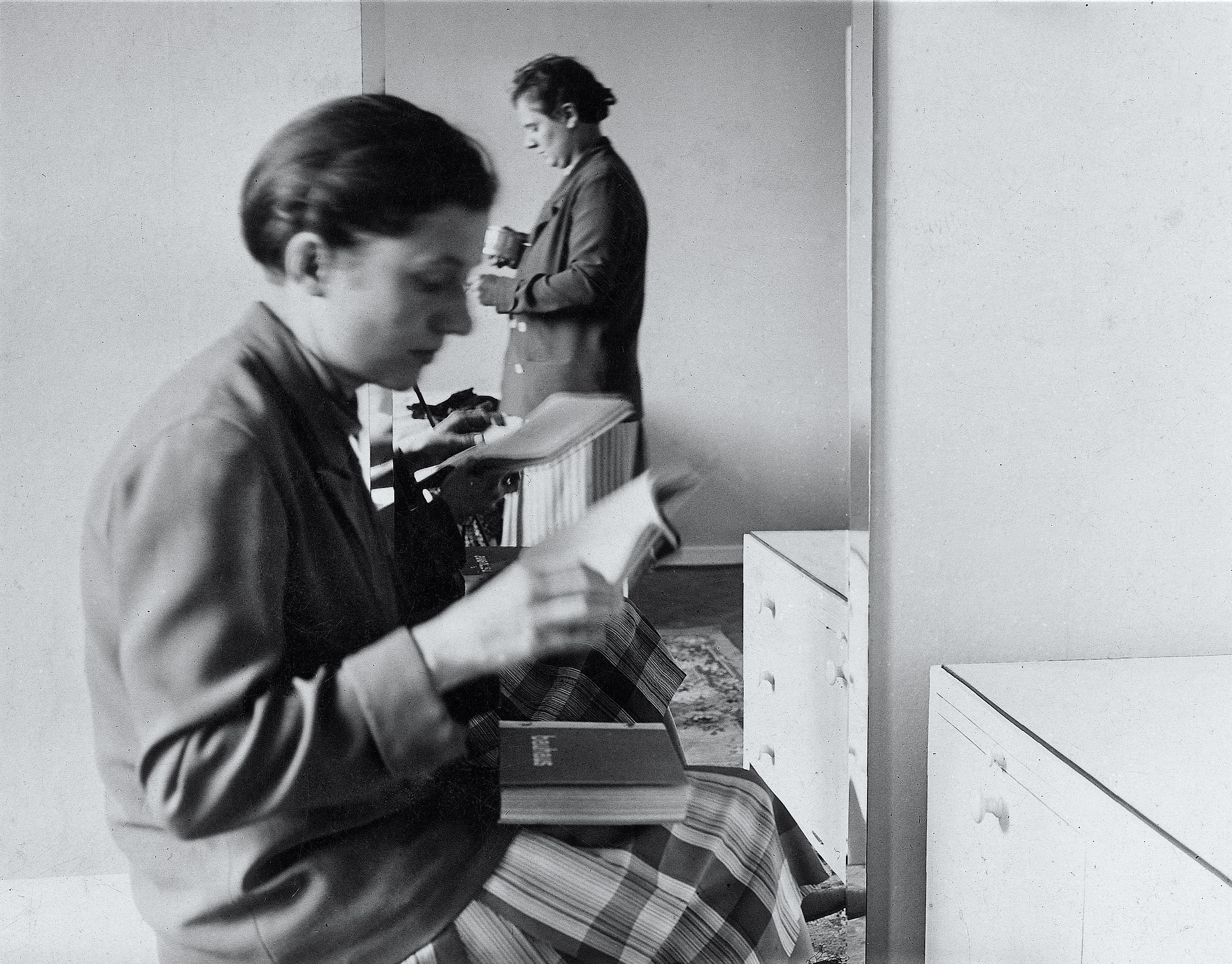 Мария Раш, ученица школы Баухаус (Bauhaus) и сестра владельца фабрики Rasch, Эмиля Раша, поддержавшего идею создания обоев под покраску. 