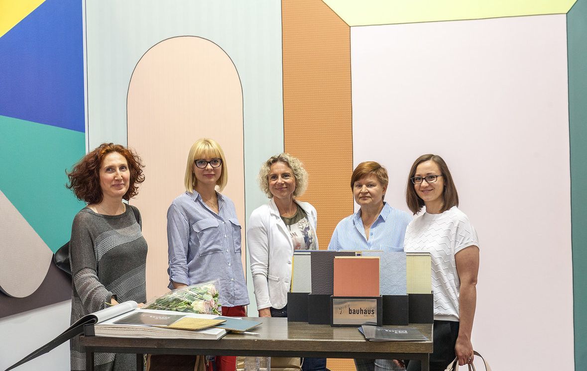 представители компании Rasch у стенда Баухаус (Bauhaus) на выставке АрхМосква 2018