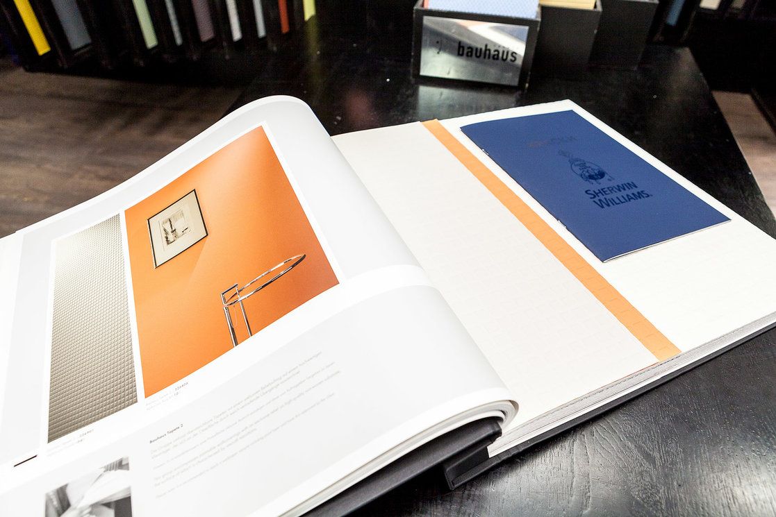 партнером коллекции обоев под покраску Баухаус (Bauhaus) в России выступает бренд Sherwin-Williams