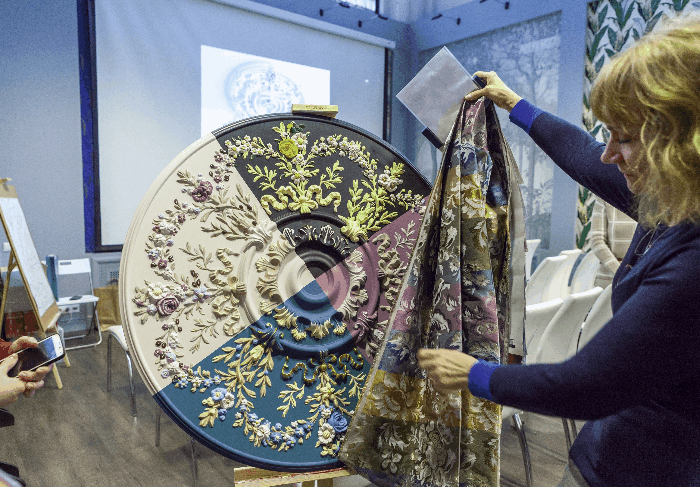 после семинара участницы смогли попробовать подобрать ткани под роспись на потолочной розетке