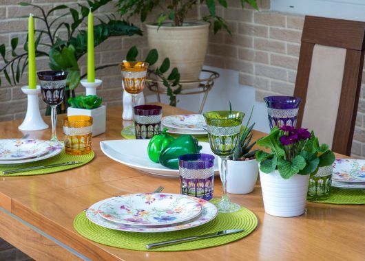 винтажный цветной хрусталь, фрагмент интерьера дизайнера Ольги Лапшовой