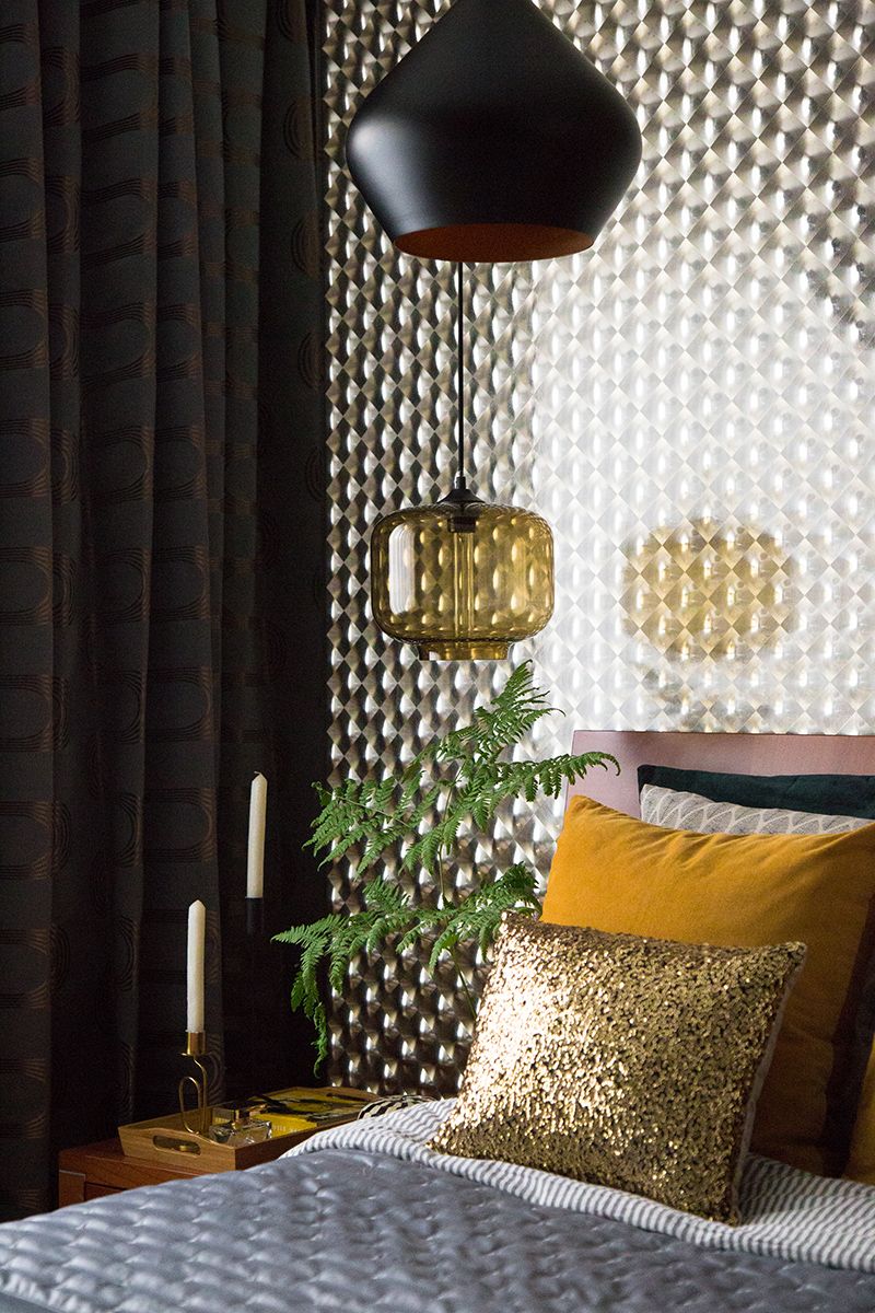 голографические обои Venue от Eijffinger в спальне, дизайнер проекта Мария Нечаева