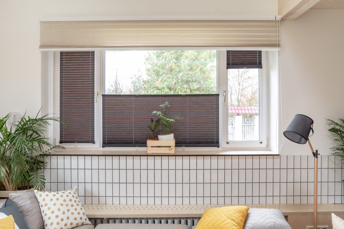 Гостинная-хокку с бамбуковым камином и обоями Khroma Zoom в программе "Дачный ответ"