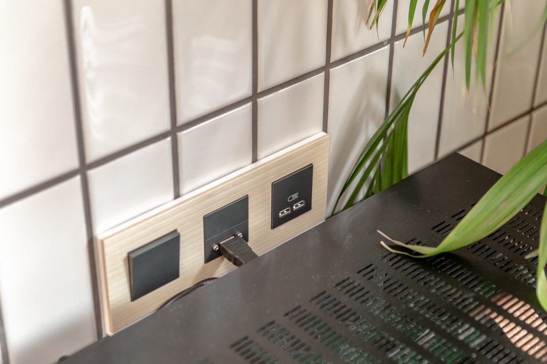 Гостинная-хокку с бамбуковым камином и обоями Khroma Zoom в программе "Дачный ответ"