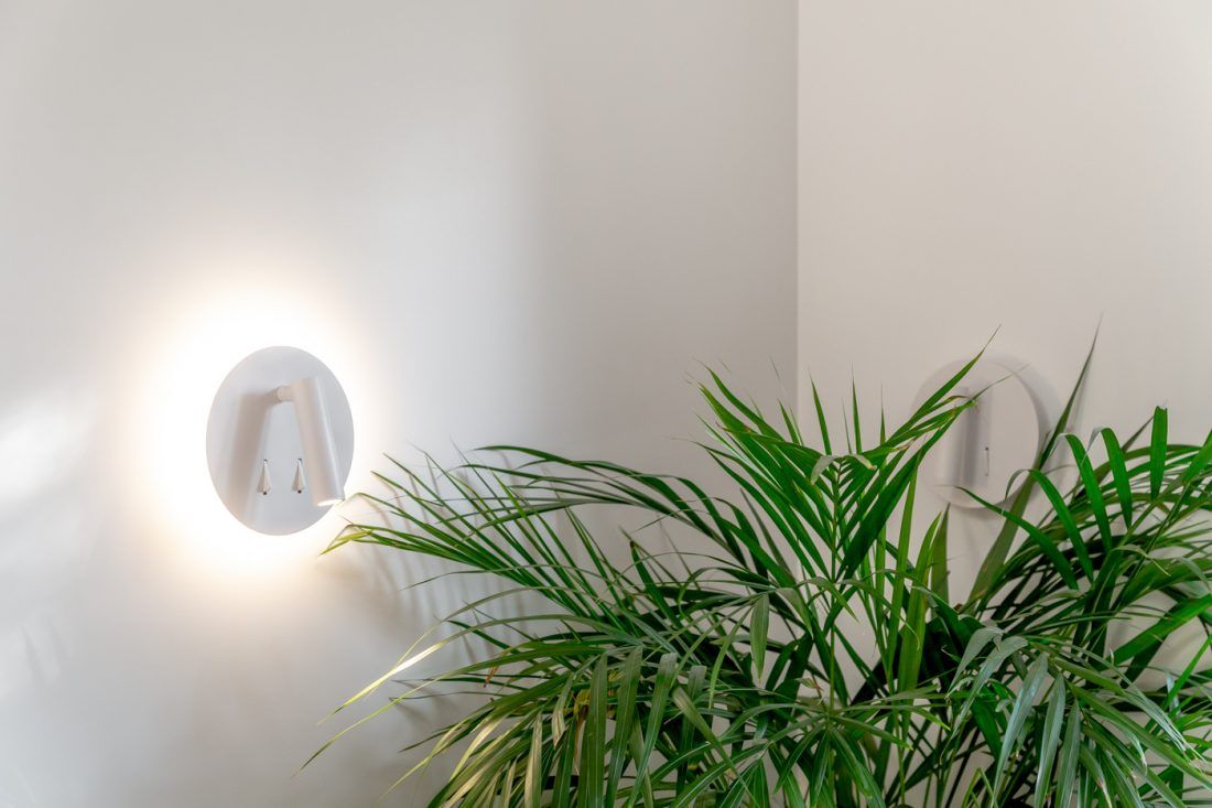 Гостинная-хокку с бамбуковым камином и обоями Khroma Zoom в программе "Дачный ответ"