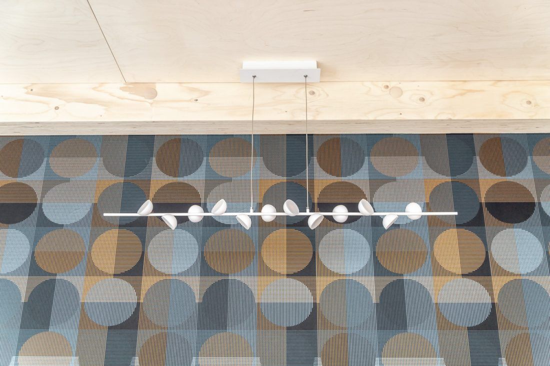 Гостинная-хокку с бамбуковым камином и обоями Khroma Zoom в программе "Дачный ответ"