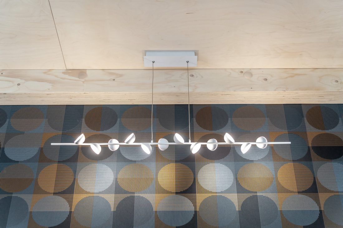 Гостинная-хокку с бамбуковым камином и обоями Khroma Zoom в программе "Дачный ответ"