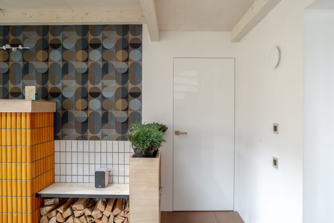 Гостинная-хокку с бамбуковым камином и обоями Khroma Zoom в программе "Дачный ответ"